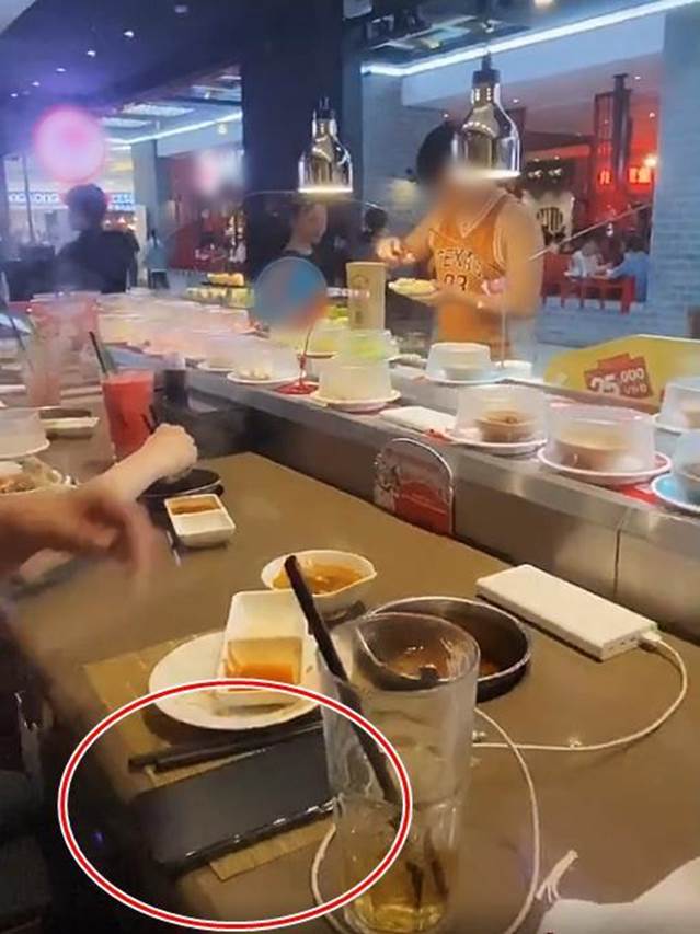 Cố tình quên điện thoại trên băng chuyền lẩu, 5 phút sau chàng trai nhận về món đồ không ngờ và cái kết khiến dân mạng bực mình-9