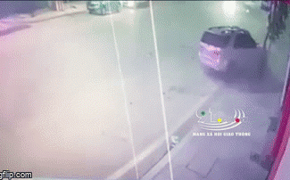 Clip: Ô tô con mất lái, đâm kinh hoàng xe 7 chỗ bên đường - hiện trường khiến nhiều người xót xa-1