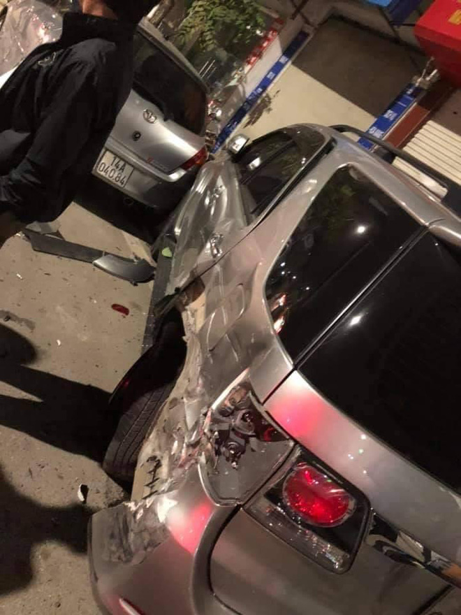 Clip: Ô tô con mất lái, đâm kinh hoàng xe 7 chỗ bên đường - hiện trường khiến nhiều người xót xa-2