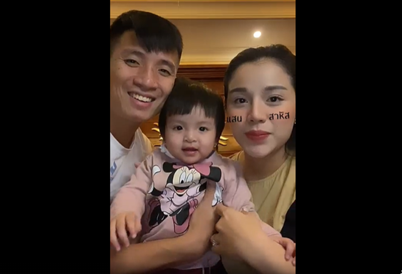 Vợ tranh thủ livestream, Bùi Tiến Dũng bình luận một câu khiến tất cả bật cười: Chị ơi ra mở cửa cho anh kìa-2