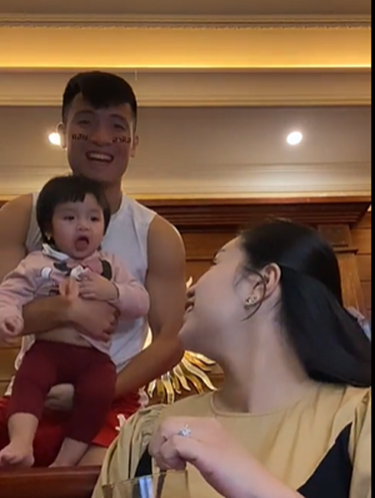 Vợ tranh thủ livestream, Bùi Tiến Dũng bình luận một câu khiến tất cả bật cười: Chị ơi ra mở cửa cho anh kìa-3