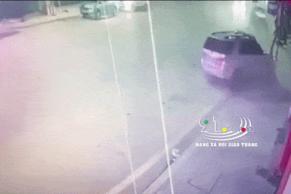 Clip: Ô tô con mất lái, đâm kinh hoàng xe 7 chỗ bên đường - hiện trường khiến nhiều người xót xa