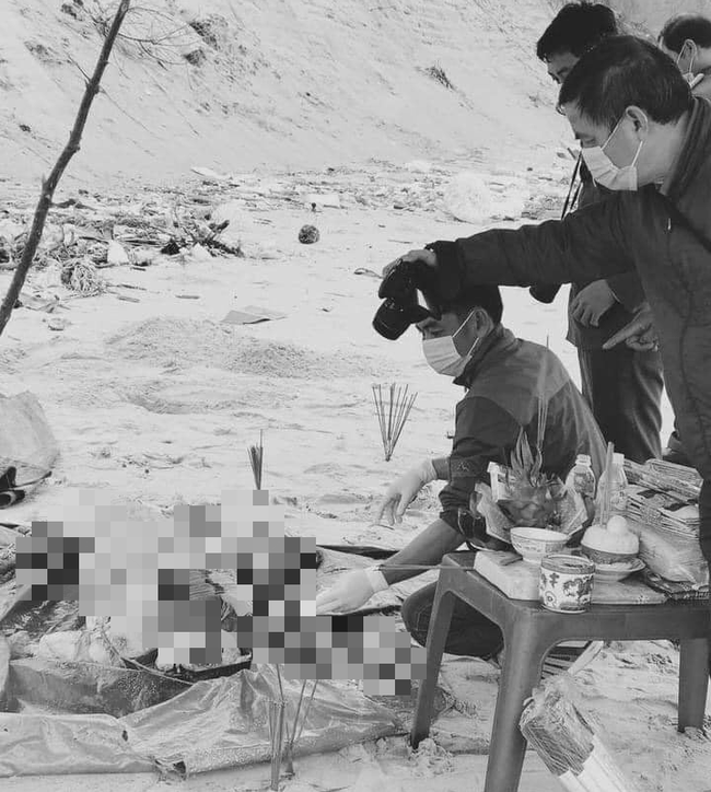 Bàng hoàng phát hiện thi thể không tay, chân nghi là người ngoại quốc bên bờ biển ở Thừa Thiên Huế-1