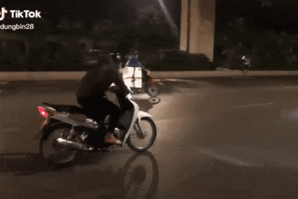 Video: Thanh niên đi xe máy loạng choạng, tự đâm vào container-1