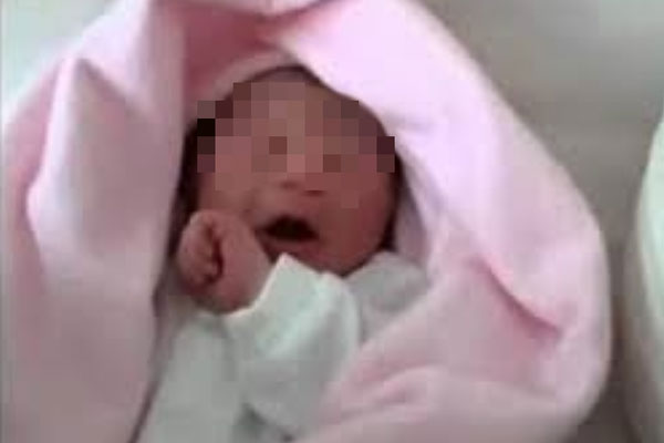 Mẹ ruột ném con trai 1,5 tháng tuổi xuống đất rồi liên tục giẫm đến chết, tưởng là trầm cảm sau sinh nhưng chân tướng lại gây ớn lạnh-1