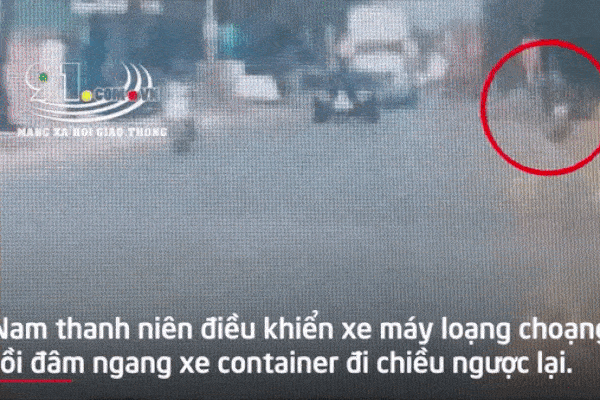 Video: Thanh niên đi xe máy loạng choạng, tự đâm vào container