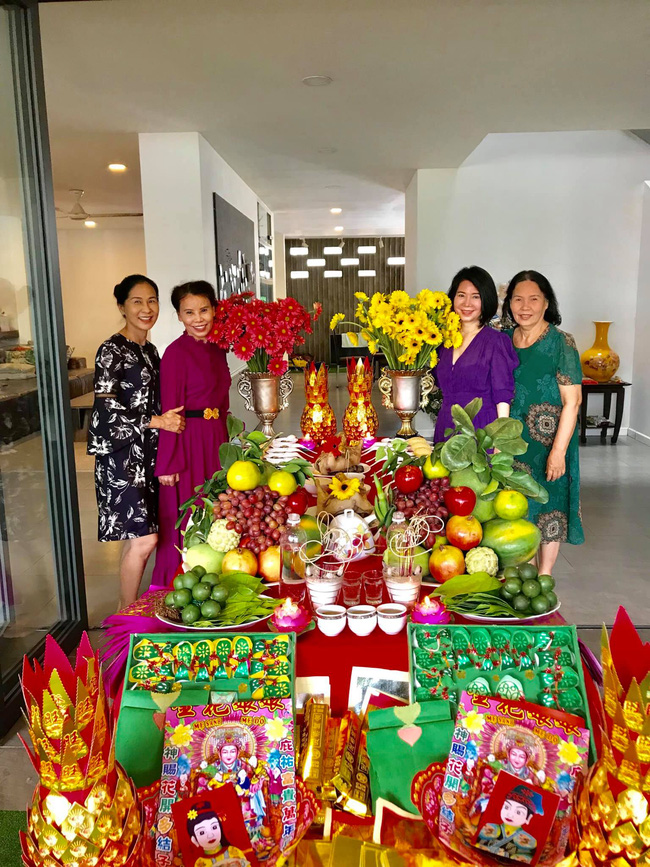 Gia đình Hồ Ngọc Hà - Khắc Việt - Dương Khắc Linh cúng mụ cho con sinh đôi: Mỗi nhà một kiểu nhưng nhà nào cũng cầu kỳ, hoành tráng-4