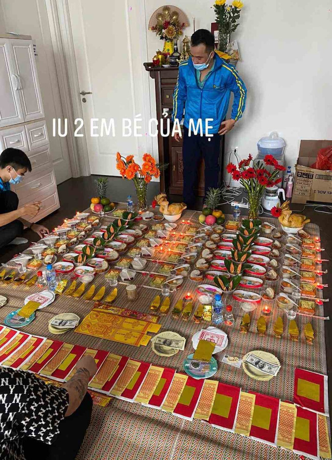 Gia đình Hồ Ngọc Hà - Khắc Việt - Dương Khắc Linh cúng mụ cho con sinh đôi: Mỗi nhà một kiểu nhưng nhà nào cũng cầu kỳ, hoành tráng-7