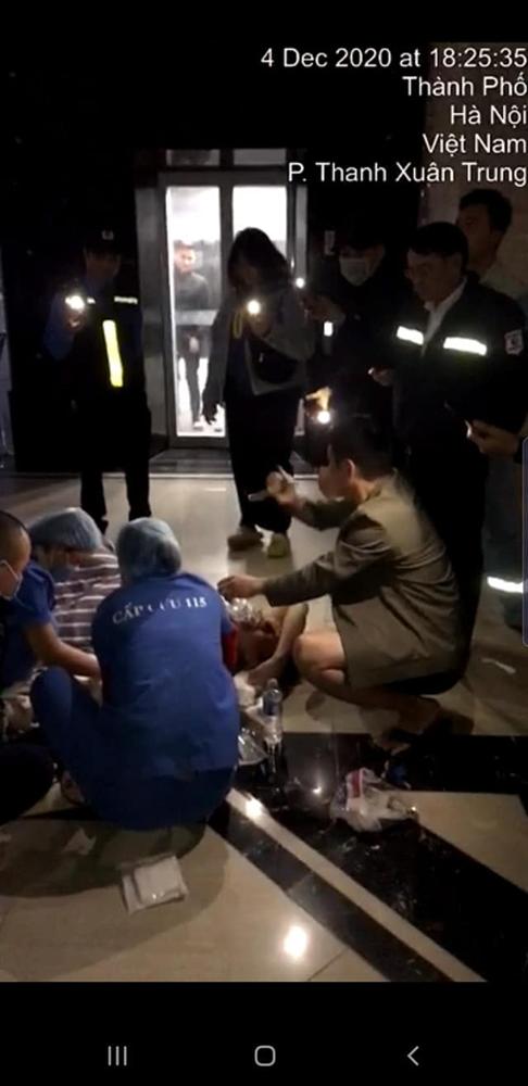 Hà Nội: Từ thang máy bước ra sảnh không có lan can, người đàn ông ngã từ tầng 2 xuống đất chấn thương nặng-2