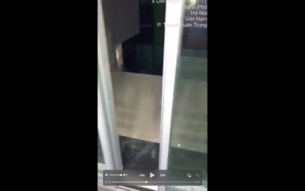 Hà Nội: Từ thang máy bước ra sảnh không có lan can, người đàn ông ngã từ tầng 2 xuống đất chấn thương nặng-3