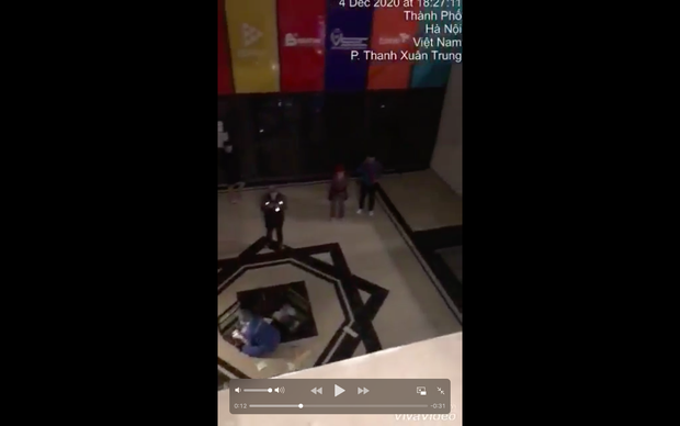 Hà Nội: Từ thang máy bước ra sảnh không có lan can, người đàn ông ngã từ tầng 2 xuống đất chấn thương nặng-4