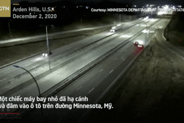 Video: Người đàn ông liều lĩnh leo lên cánh máy bay khi phi cơ chuẩn bị cất cánh-1