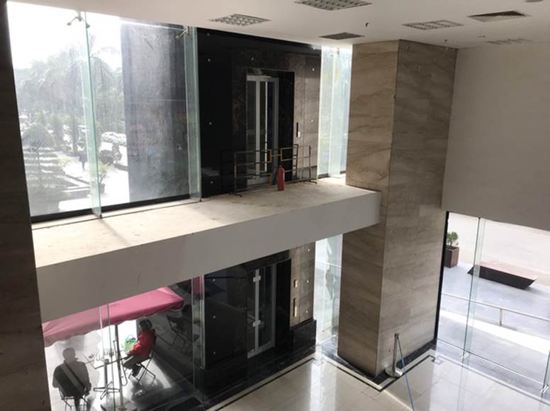 Vụ người đàn ông rơi từ tầng 2 thang máy chung cư xuống đất ở Hà Nội: Thang do chủ đầu tư lắp đặt thêm, sai thiết kế và vận hành chui”-2