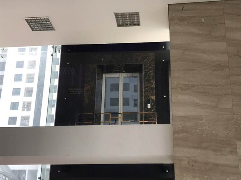 Vụ người đàn ông rơi từ tầng 2 thang máy chung cư xuống đất ở Hà Nội: Thang do chủ đầu tư lắp đặt thêm, sai thiết kế và vận hành chui”-3