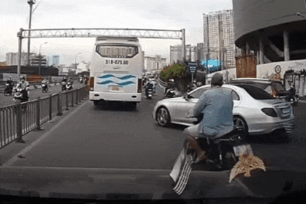 Bị ép sát vào dải phân cách, thanh niên phóng xe máy lên 