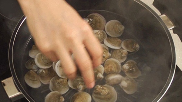 Món canh nóng hổi, thơm ngon này không chỉ giúp chị em thổi bay cái lạnh của mùa đông mà còn hỗ trợ đánh tan cả mỡ thừa trong cơ thể!-6