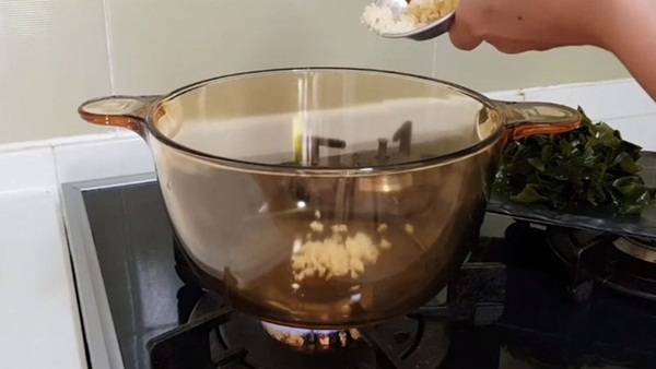 Món canh nóng hổi, thơm ngon này không chỉ giúp chị em thổi bay cái lạnh của mùa đông mà còn hỗ trợ đánh tan cả mỡ thừa trong cơ thể!-7