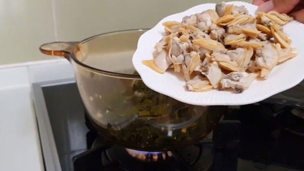 Món canh nóng hổi, thơm ngon này không chỉ giúp chị em thổi bay cái lạnh của mùa đông mà còn hỗ trợ đánh tan cả mỡ thừa trong cơ thể!-8