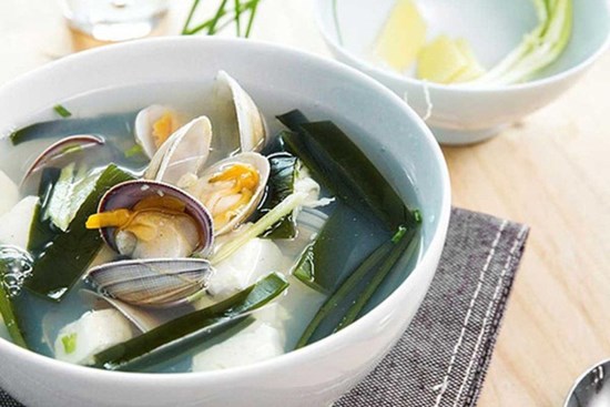 Món canh nóng hổi, thơm ngon này không chỉ giúp chị em thổi bay cái lạnh của mùa đông mà còn hỗ trợ đánh tan cả mỡ thừa trong cơ thể!