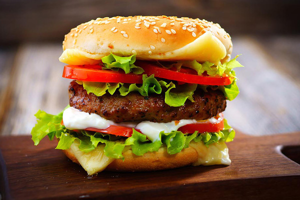 Hà Nội: Bé trai sốc phản vệ nguy kịch sau khi ăn bánh hamburger-1