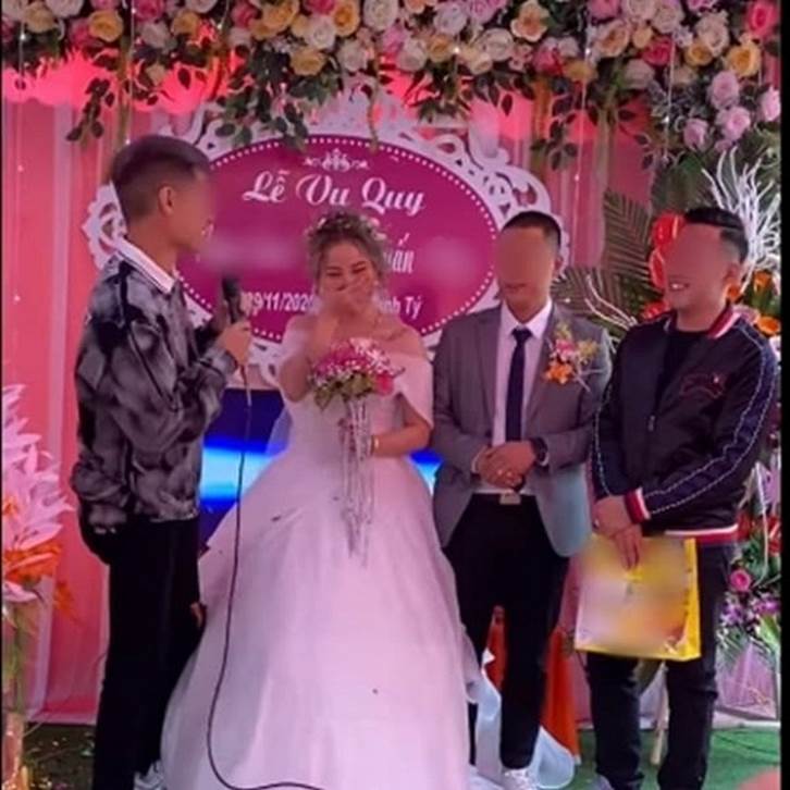 Biết em gái lười rửa bát nên ngày cưới anh trai đã lên sân khấu tặng một thứ bất ngờ, cô dâu chú rể xem xong chỉ biết cười nghẹn ngào-1