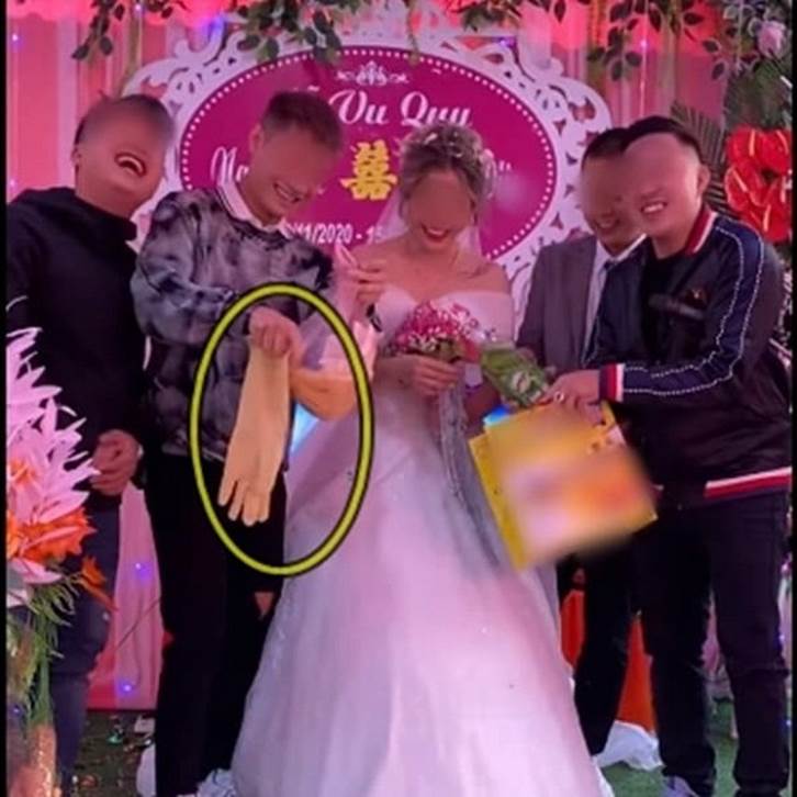 Biết em gái lười rửa bát nên ngày cưới anh trai đã lên sân khấu tặng một thứ bất ngờ, cô dâu chú rể xem xong chỉ biết cười nghẹn ngào-2