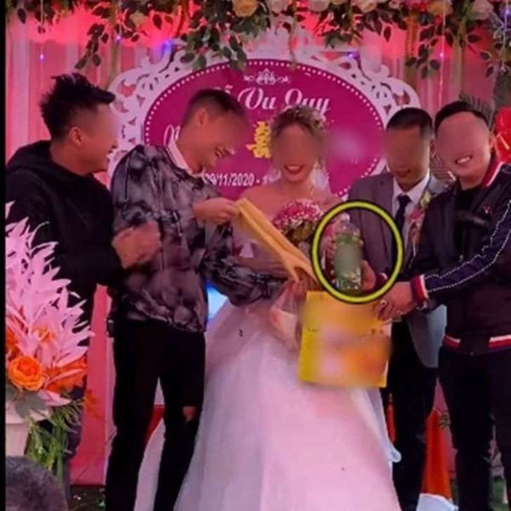 Biết em gái lười rửa bát nên ngày cưới anh trai đã lên sân khấu tặng một thứ bất ngờ, cô dâu chú rể xem xong chỉ biết cười nghẹn ngào-3