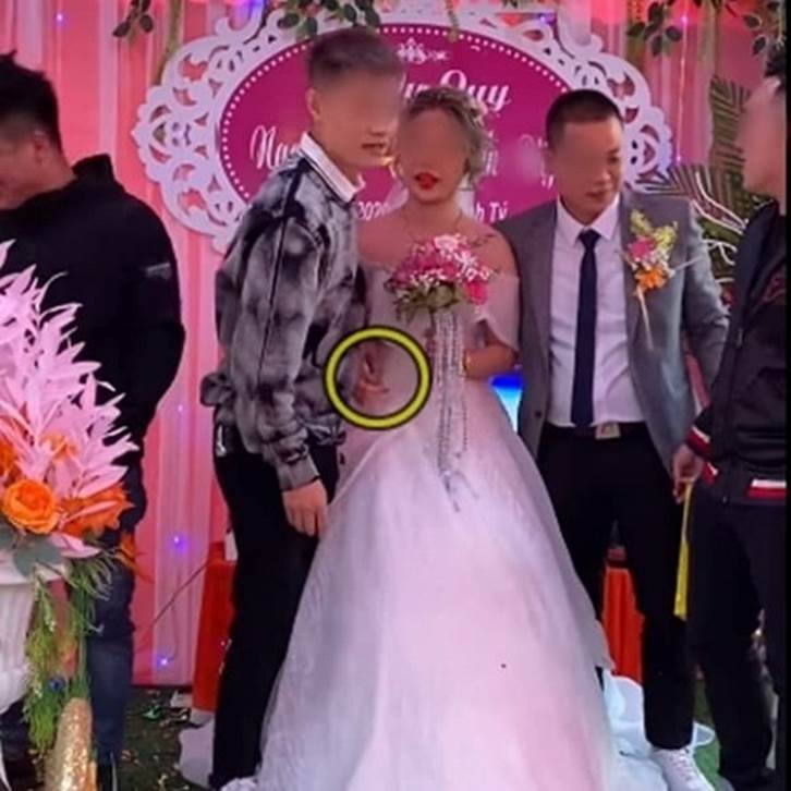 Biết em gái lười rửa bát nên ngày cưới anh trai đã lên sân khấu tặng một thứ bất ngờ, cô dâu chú rể xem xong chỉ biết cười nghẹn ngào-4