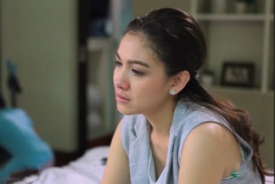 Tôi sững người khi biết lý do mẹ chồng luôn nhắc đứng ra một góc trong mỗi lần chụp ảnh gia đình
