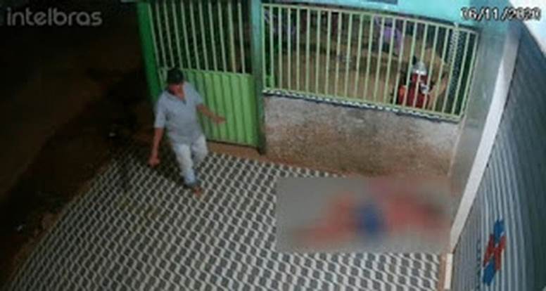 Nhìn thấy người phụ nữ ngủ gục bên lề đường, người đàn ông đến xem xét tưởng giúp đỡ nhưng hành động tiếp theo lại đáng lên án-1