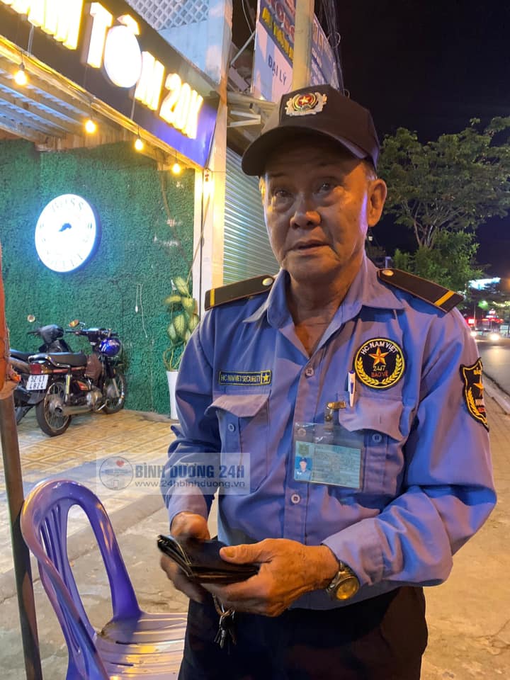 Cận Tết sơ ý làm mất xe của khách, bác bảo vệ già bật khóc xúc động khi được nhiều người xa lạ giúp đỡ-1