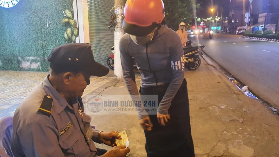 Cận Tết sơ ý làm mất xe của khách, bác bảo vệ già bật khóc xúc động khi được nhiều người xa lạ giúp đỡ-3