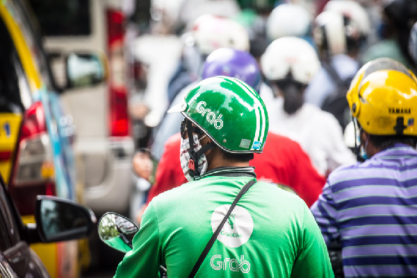 Xe ôm công nghệ liên tục tăng giá, xe cỏ đầu ngõ được thời-3