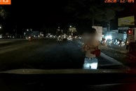 CLIP: Ô tô dừng đèn đỏ, thanh niên bất ngờ xông đến lau kính, sau cùng mới đòi tài xế một thứ