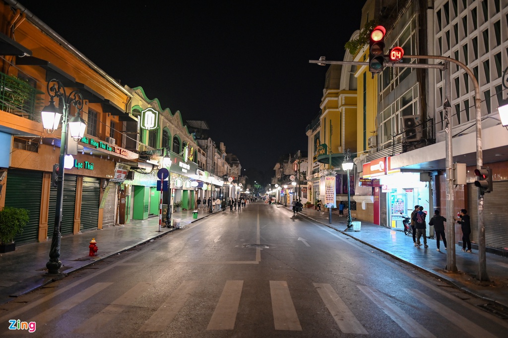 Người Hà Nội đốt lửa trong đêm rét nhất từ đầu đông-2