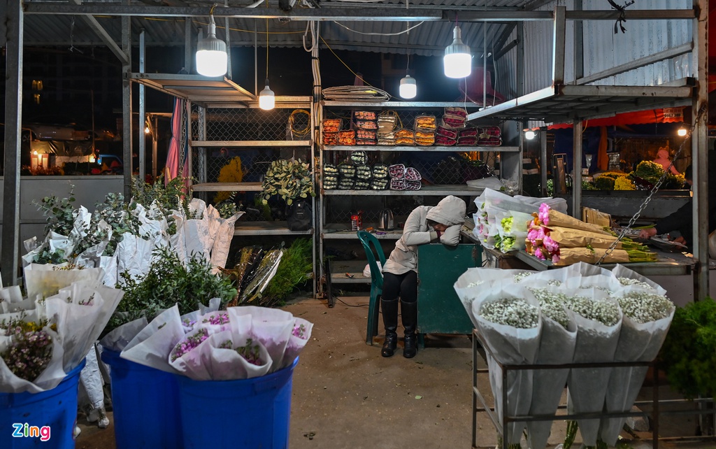 Người Hà Nội đốt lửa trong đêm rét nhất từ đầu đông-11