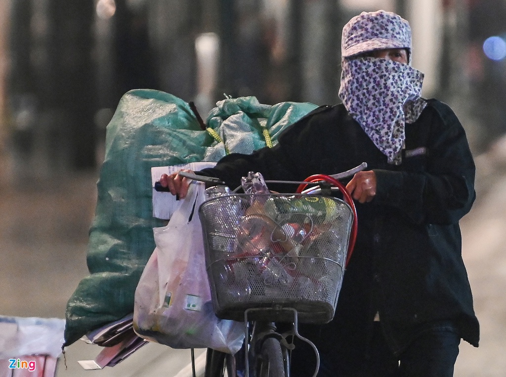 Người Hà Nội đốt lửa trong đêm rét nhất từ đầu đông-6