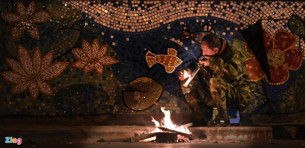 Người Hà Nội đốt lửa trong đêm rét nhất từ đầu đông-8