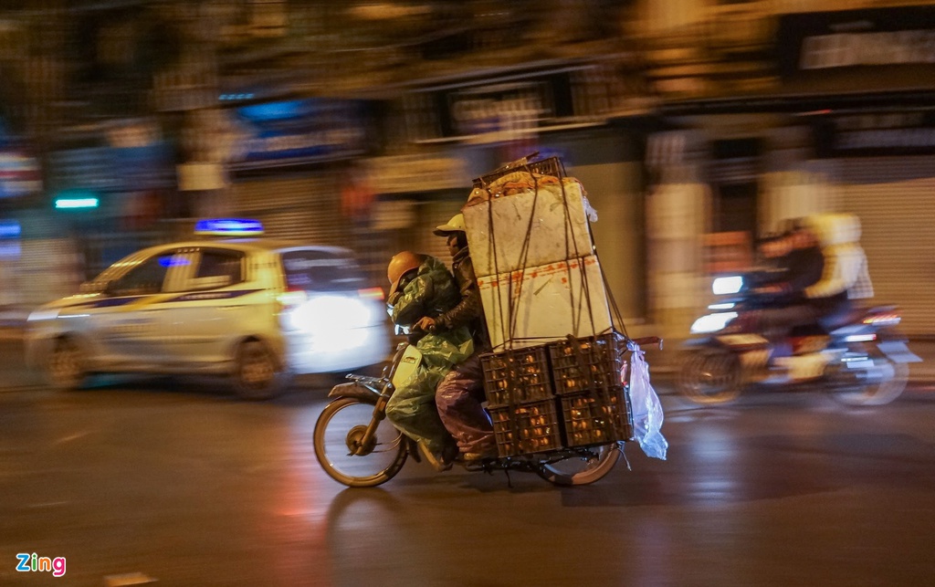 Người Hà Nội đốt lửa trong đêm rét nhất từ đầu đông-9