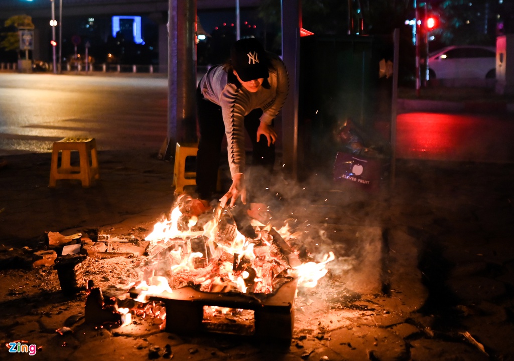 Người Hà Nội đốt lửa trong đêm rét nhất từ đầu đông-1