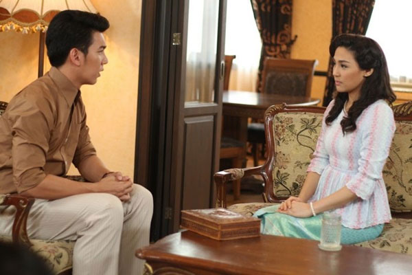 Mỗi ngày đều nhận được bó hoa hồng trắng, tôi bất an vô cùng, tới ngày thấy mặt người gửi thì càng hoảng sợ-1