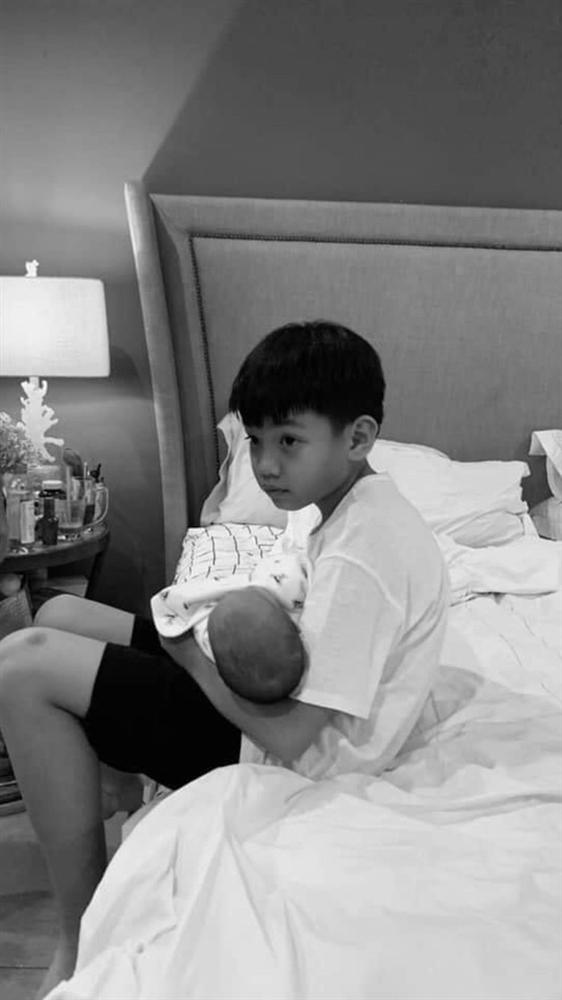 Con trai Hồ Ngọc Hà ra dáng anh cả trong gia đình khi giúp mẹ chăm em-2