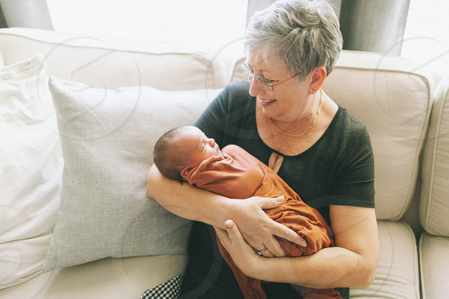 Bà đòi bế cháu, phản ứng của người mẹ trẻ gây ra một loạt những tranh cãi trái chiều-2