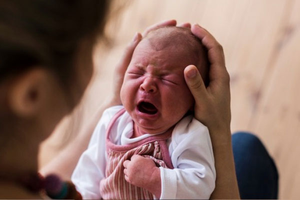 Bà đòi bế cháu, phản ứng của người mẹ trẻ gây ra một loạt những tranh cãi trái chiều-1