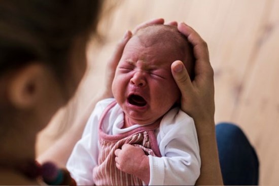 Bà đòi bế cháu, phản ứng của người mẹ trẻ gây ra một loạt những tranh cãi trái chiều