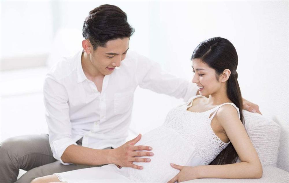 Tranh bóc phong bì mừng cưới từ sếp cũ của vợ, vừa thấy thứ cứng bất thường bên trong tôi giận dữ đuổi em đi ngay-1