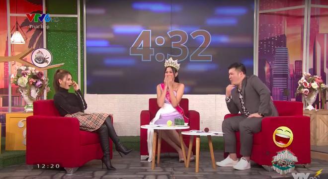 Thời khắc Đỗ Thị Hà đăng quang Hoa hậu, Tiểu Vy đã ghé sát tai đàn em để nói một câu và đến giờ mới được hé lộ-2