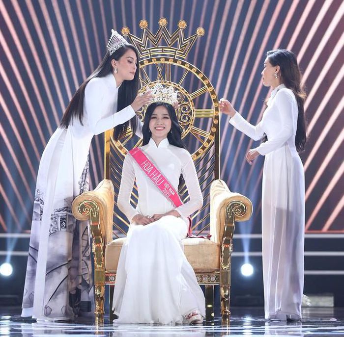 Thời khắc Đỗ Thị Hà đăng quang Hoa hậu, Tiểu Vy đã ghé sát tai đàn em để nói một câu và đến giờ mới được hé lộ-3