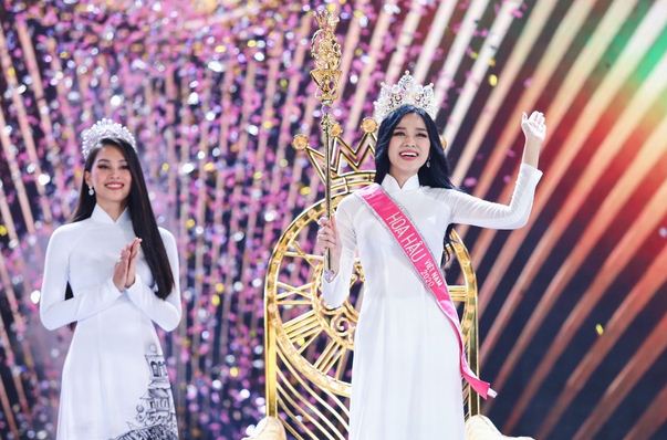 Thời khắc Đỗ Thị Hà đăng quang Hoa hậu, Tiểu Vy đã ghé sát tai đàn em để nói một câu và đến giờ mới được hé lộ-4