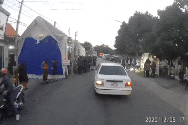 Video: Quái xế chạy tốc độ cao vượt đèn đỏ tông ngang ô tô ở Hà Nội-1